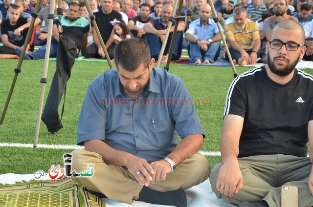 فيديو : المئات يؤدون صلاة عيد الأضحى والرئيس عادل بدير والأهالي يتصافحون ويهنئون ويعم السرور كل الحضور